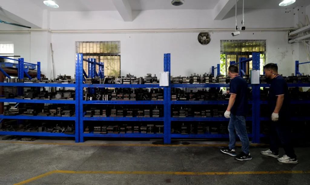 Almacén de moldes de estampación para herrajes industriales en HSP