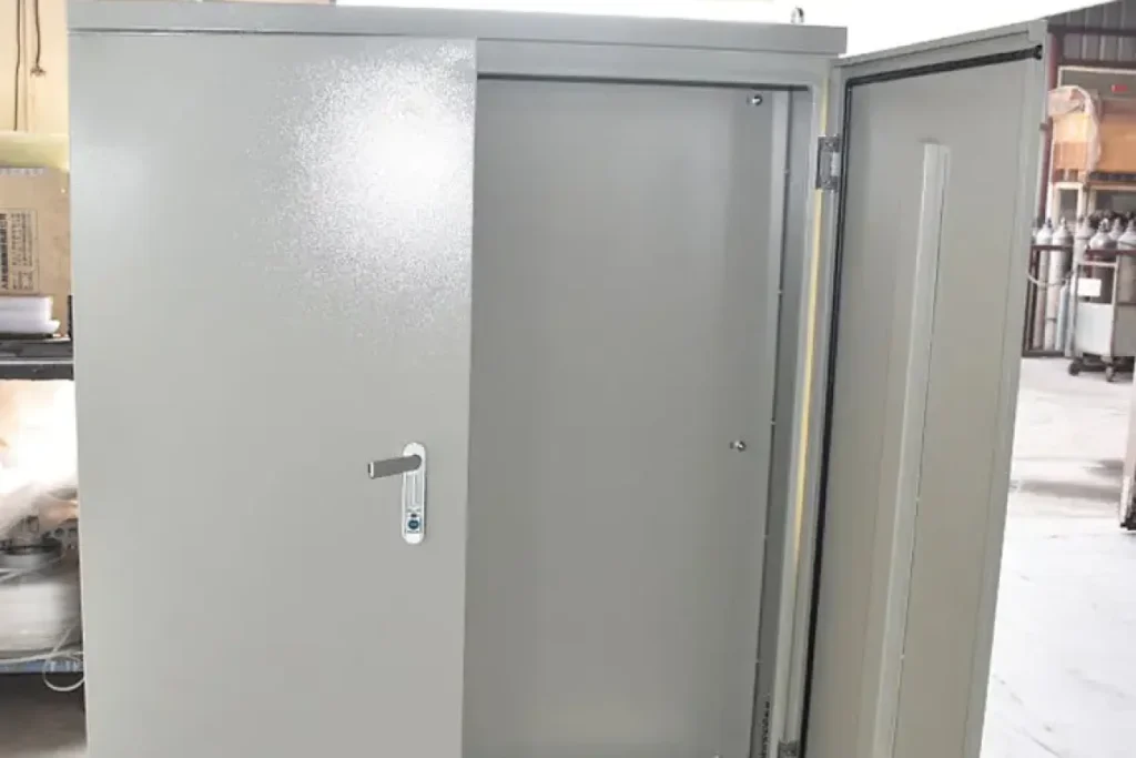 Puerta de armario eléctrico abierta con bisagras y cierre de accionamiento manual