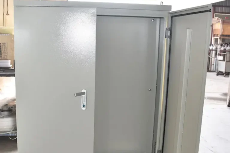 Armario eléctrico abierto para acceso de mantenimiento