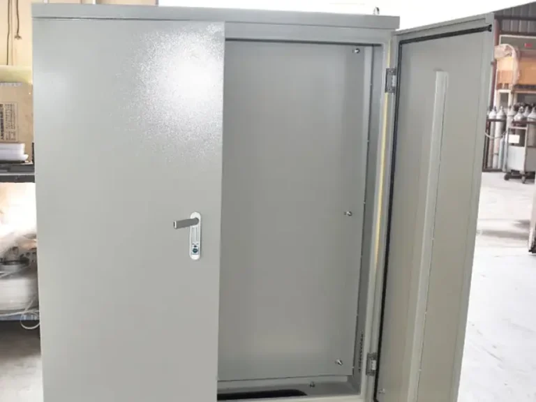 Armario eléctrico autoportante con las puertas abiertas