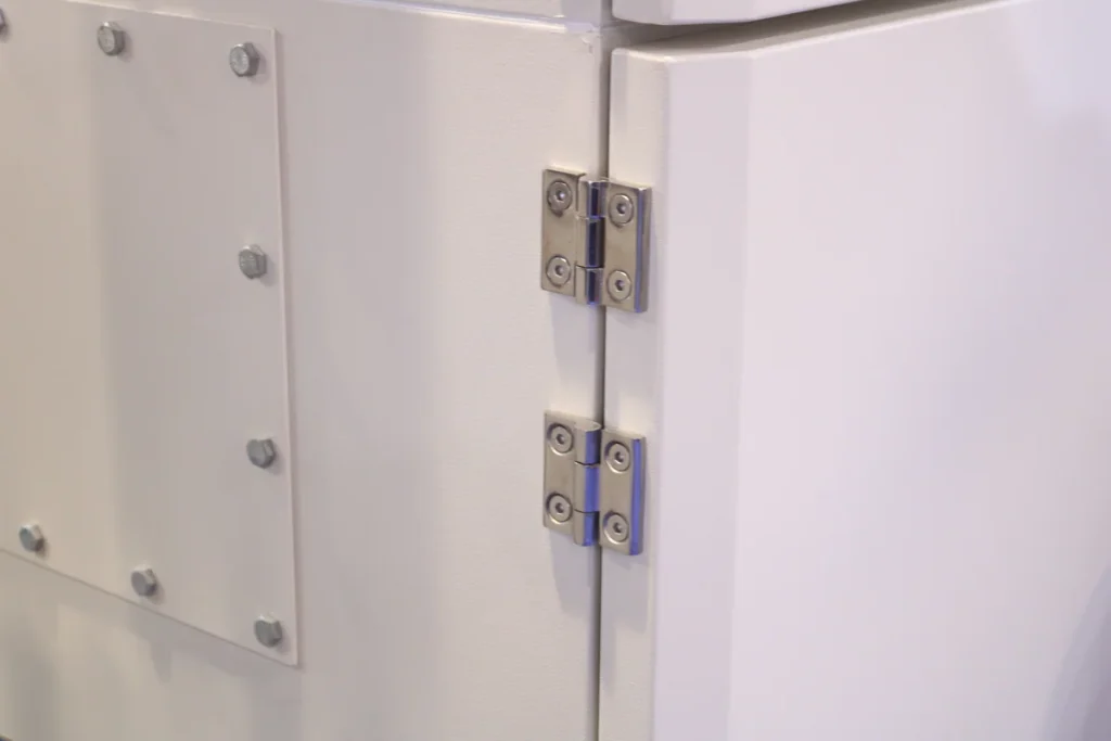 Bisagras instaladas en la puerta de un equipo industrial