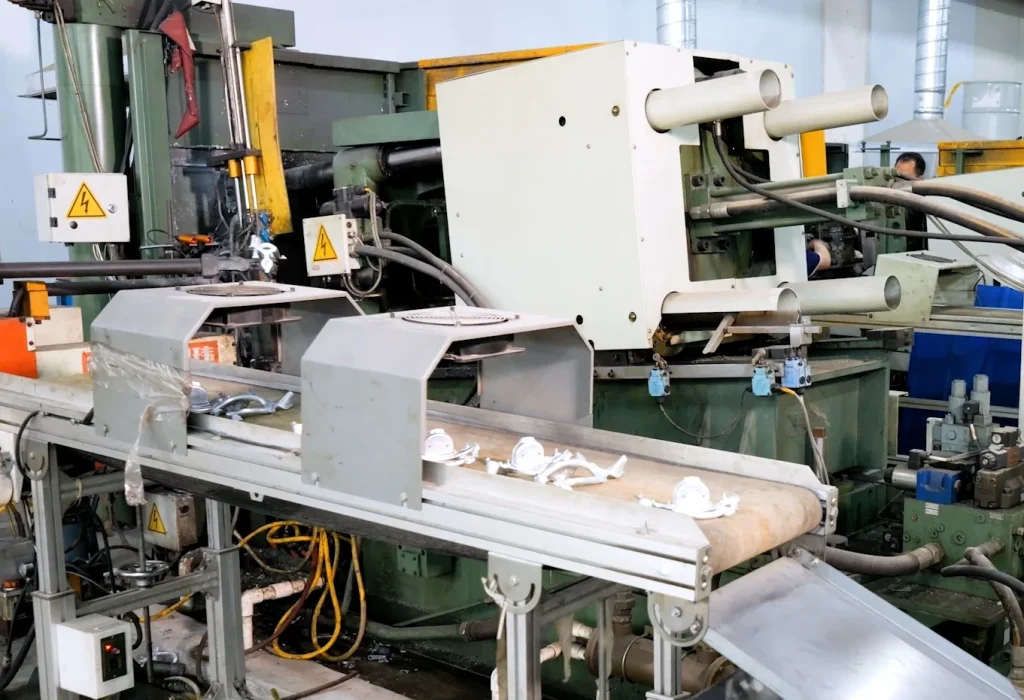 Equipo de producción de componentes metálicos en la fábrica HSP