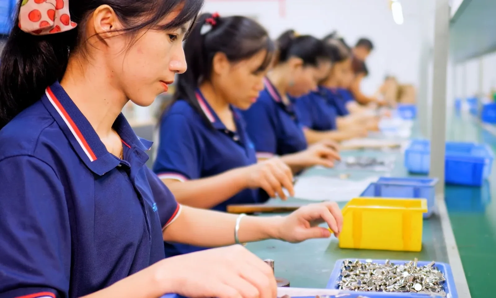 Personal de HSP montando herrajes industriales en la fábrica de Dongguan