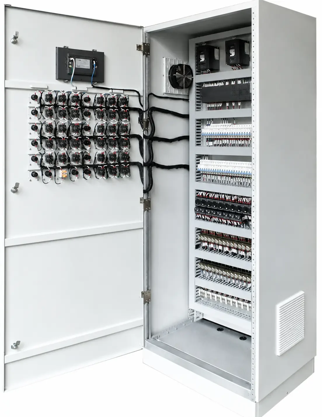 Gabinete de control abierto con panel de mando, bisagras y cableado interior