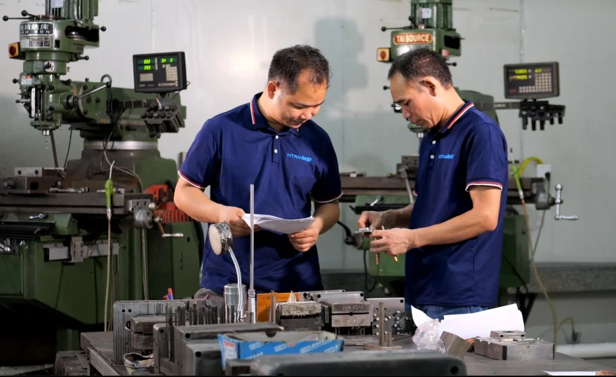 Ingenieros de HSP revisando moldes y herramientas de producción
