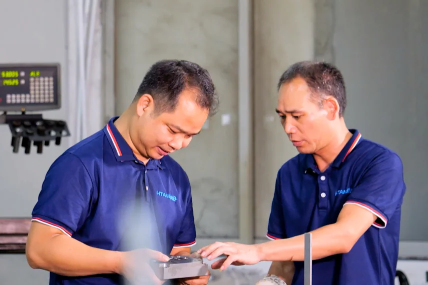 Ingenieros de HSP revisando una muestra y su utillaje en el taller