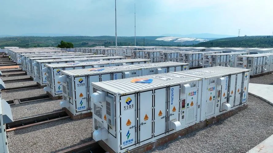 Instalación exterior de sistemas BESS con múltiples módulos de almacenamiento de energía