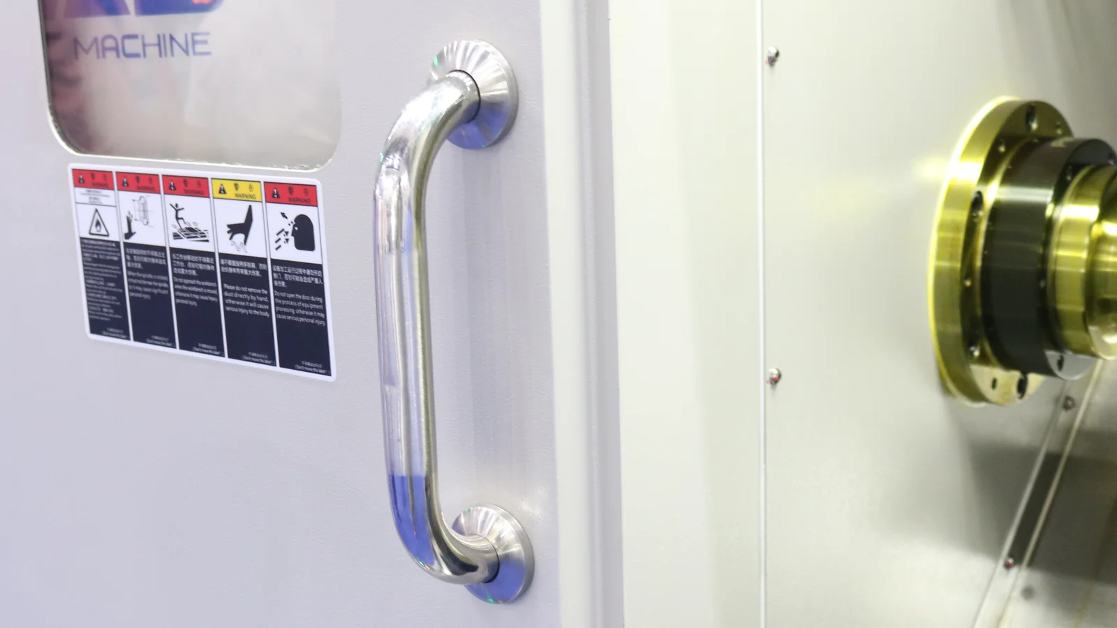 Puerta de acceso de una máquina industrial con manija tubular para operaciones de mantenimiento