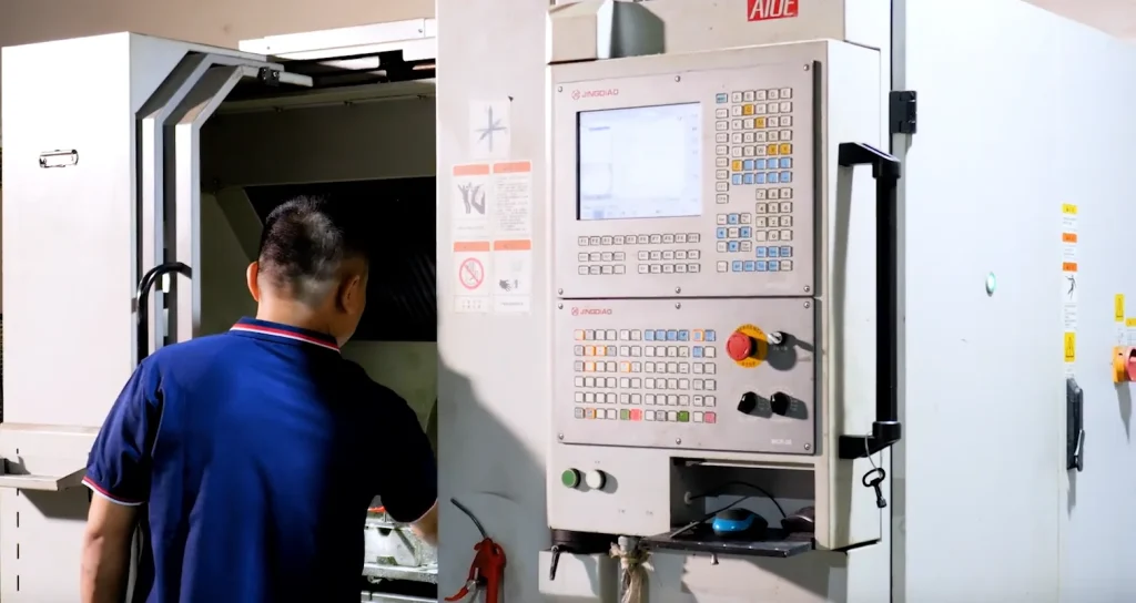 Operario mecanizando componentes metálicos en un centro CNC de la fábrica HSP