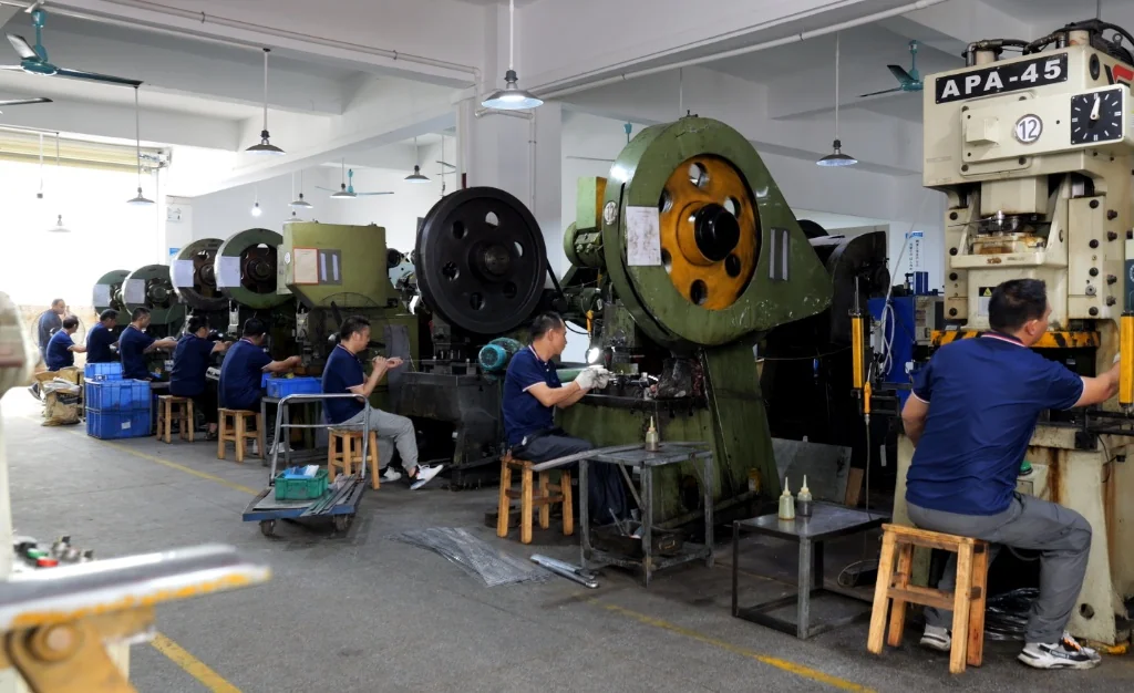 Taller de prensas para estampación de herrajes metálicos en HSP
