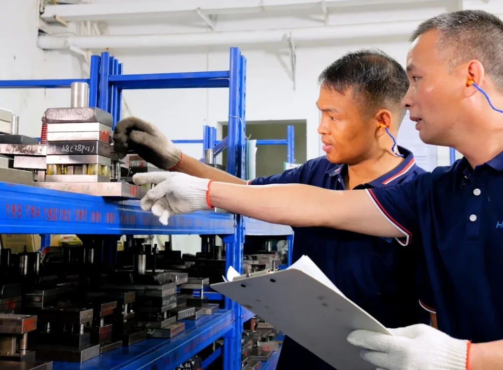 Técnicos de HSP revisando moldes para la fabricación de herrajes