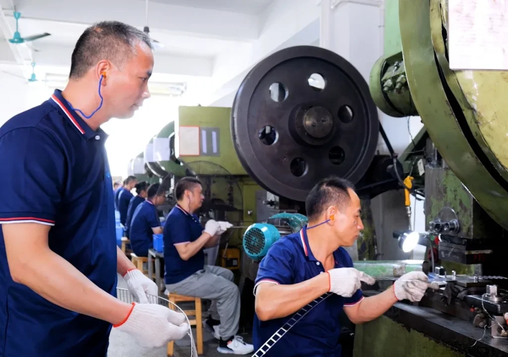 Estampación de piezas metálicas para herrajes industriales en HSP
