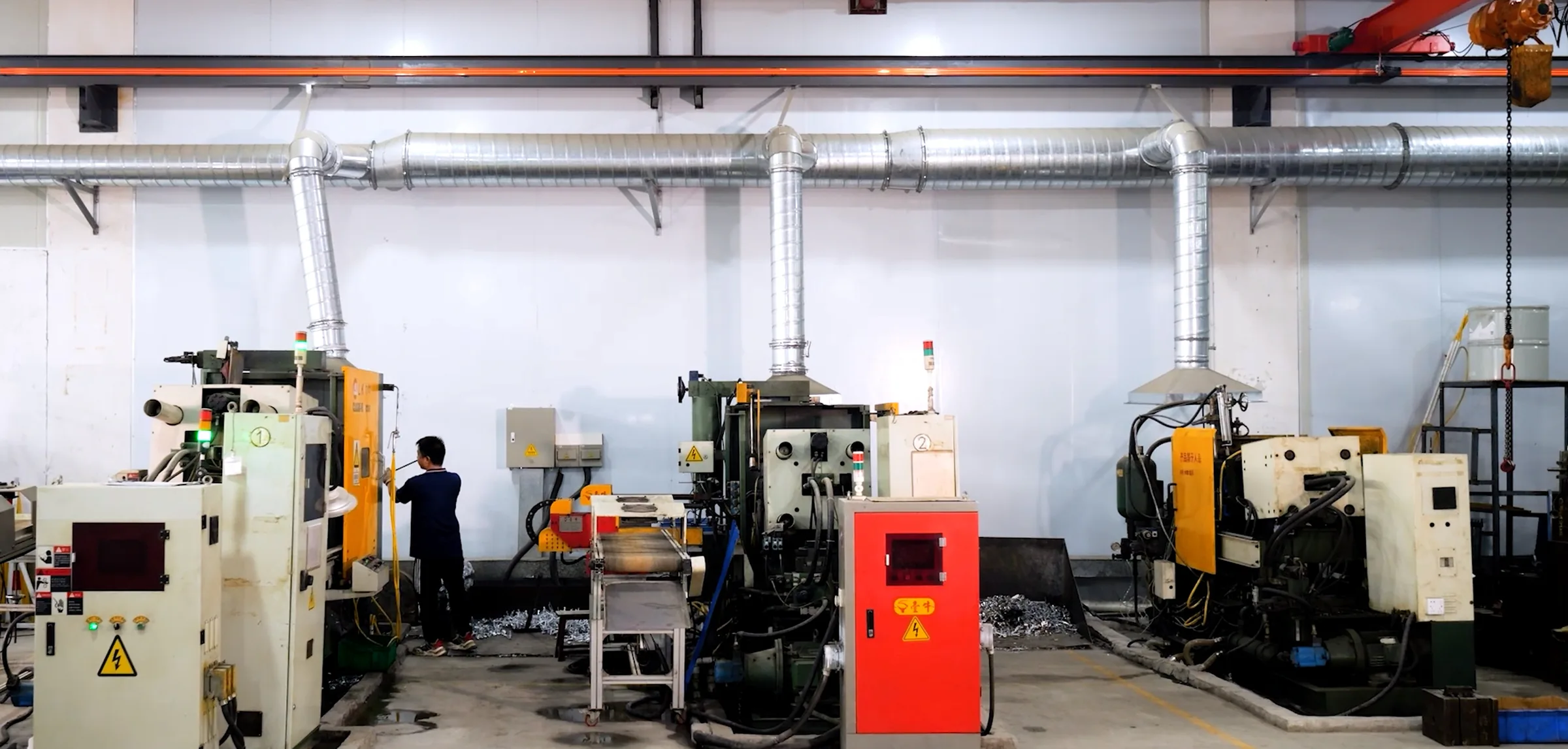 Área de producción de HSP con equipos de fundición a presión y personal trabajando en la fábrica de Dongguan