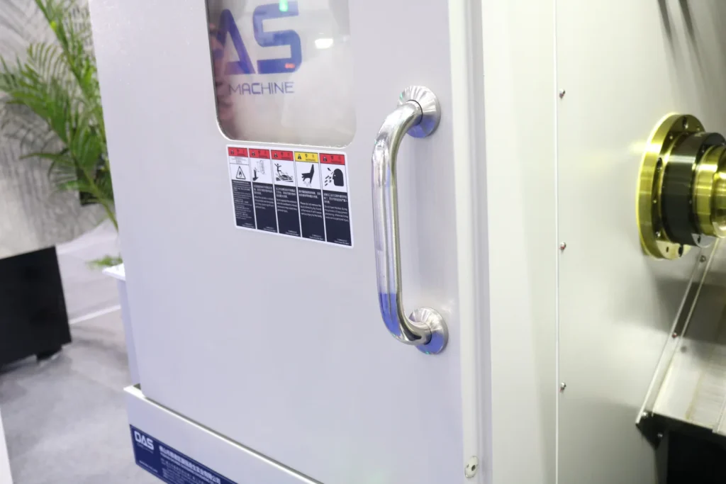 Manija tubular instalada en la puerta de una máquina CNC