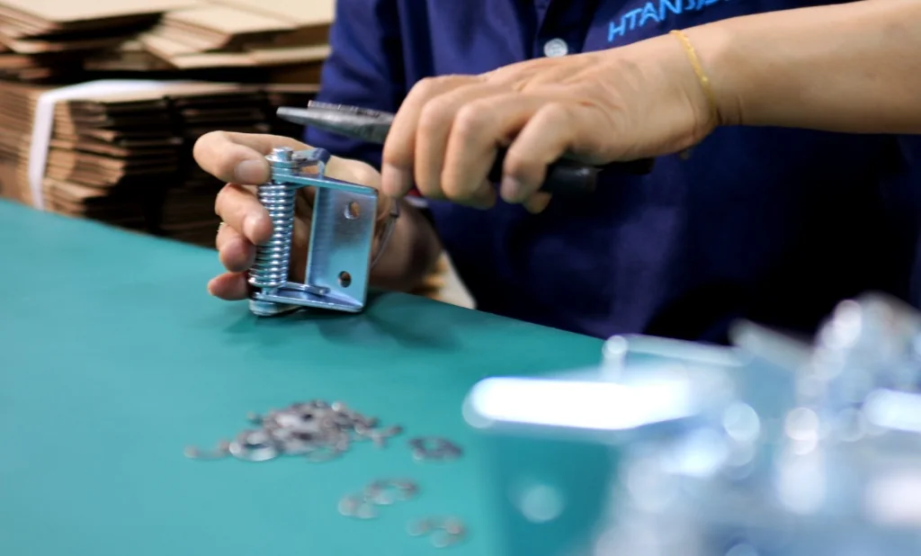 Montaje manual de componentes para herrajes industriales en HSP