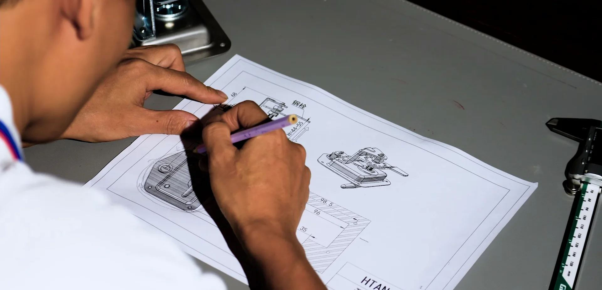 Ingeniero de HSP revisando el plano de un herraje industrial personalizado