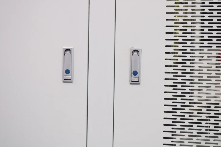 Dos puertas de un armario eléctrico con cierres empotrados